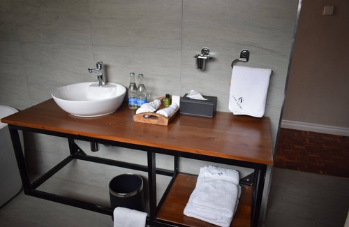 Gigiri Hotel | King Suite ensuite with Bath tab