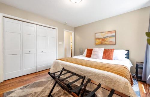 Warsaw Apartment | King Suite Fiber Internet Full Kitchen