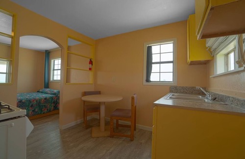 North Beach Hotel | King Suite Near North Beach – Pet Friendly & Parking Spot