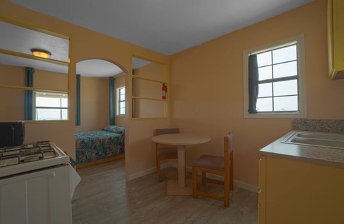 North Beach Hotel | King Suite Near North Beach – Pet Friendly & Parking Spot