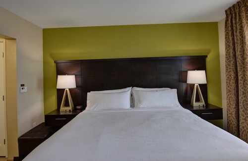 Lakeland Condo | King Suite. Outdoor Pool. Free Breakfast. Gym. Only 15 Min to Downtown Lakeland.