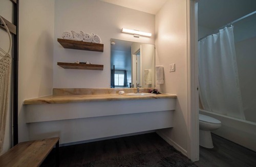 Eureka Springs Historic District Resort | King Suite Room #14 at GloryDayz!
