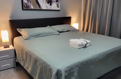 Old North Columbus Apartment | king Suite1-bedroom with AC, WiFi in brilliant Columbus, black-out curtain