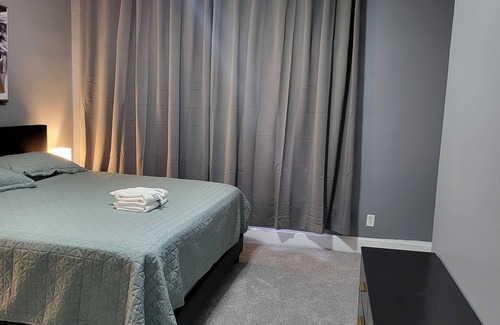 Old North Columbus Apartment | king Suite1-bedroom with AC, WiFi in brilliant Columbus, black-out curtain