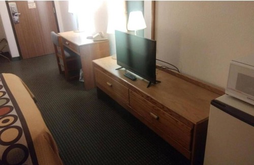 Wautoma Hotel | King Unit Near Nordic, Culvers, and Silver Lake Trails