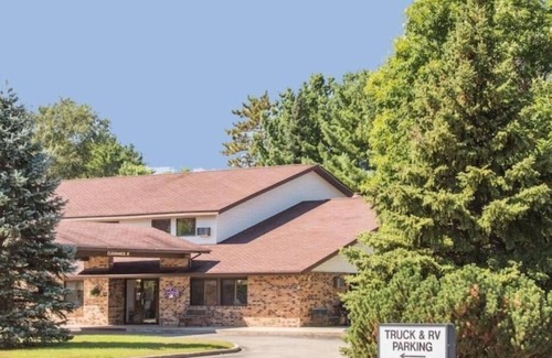 Wautoma Hotel | King Unit Near Nordic, Culvers, and Silver Lake Trails