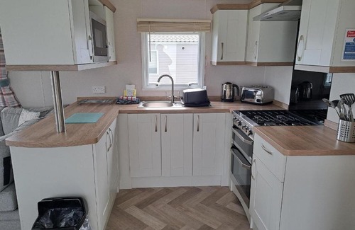 Grampound House | Kingfisher 33 sleeps - 6 persons private hot tub-Tranquil holiday away from it all yet not far from St Austell- The Holiday Home has three bedrooms, living and dining area, equipped kitchen-decking-outdoor furniture-fishing lakes-pet friendly