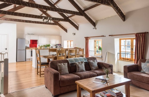 Saltash House | Kingfisher Barn, stunning location, private hot tub, tennis, river frontage