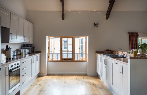 Saltash House | Kingfisher Barn, stunning location, private hot tub, tennis, river frontage