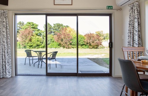 Taradale House | KINGFISHER LODGE - NAPIER HOLIDAY HOME, with a garden in Taradale