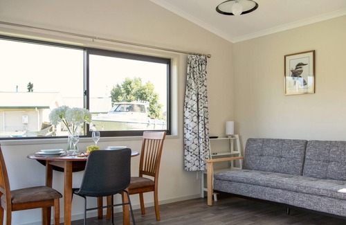 Taradale House | KINGFISHER LODGE - NAPIER HOLIDAY HOME, with a garden in Taradale