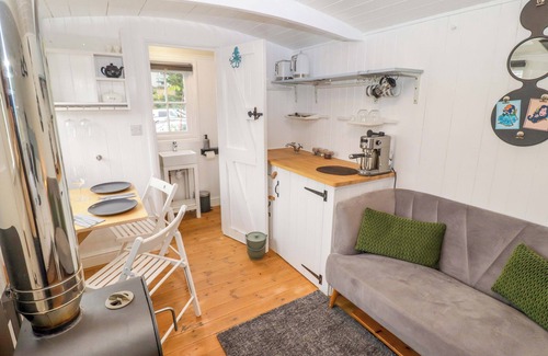 Nantgarw Cottage | KINGS CWTCH SHEPHERD'S HUT, pet friendly, with open fire in Pentyrch
