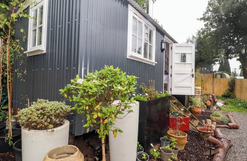 Nantgarw Cottage | KINGS CWTCH SHEPHERD'S HUT, pet friendly, with open fire in Pentyrch