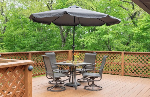 Triumph Cabin | Kishauwau Cabins - Jack's Deluxe Romantic cabin 10 minutes from Starved Rockn