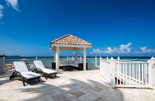 Old Man Bay House | KiToCay: Modern Beach House w/Over-the-Water Sun Deck & Private Beach Lot