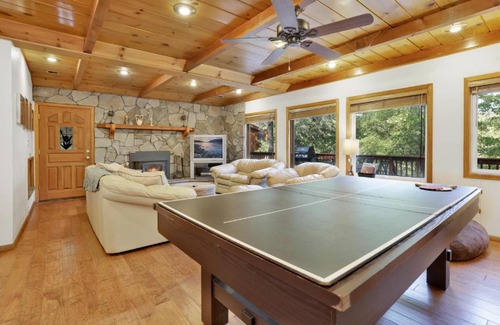 Big Bear Lake Ski Chalet | Knickerbocker Retreat- Hot Tub- Game Tables