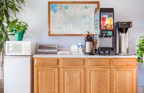 Seven Oaks Hotel | Knights Inn Columbia