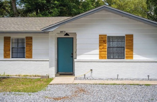 West Pensacola Apartment | Koala Café~FirePit~BBQ~Kid Ready