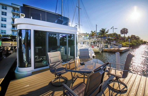 Merritt Island Boat Rental | Kokomo Floating Bungalow