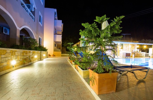 Alonia Apartment | Kozanos II Studio for 4, 150m from the beach!