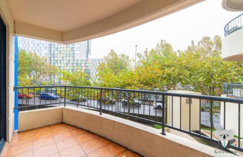 Redfern Apartment | KozyGuru | Redfern | Cozy Apt near Train Station