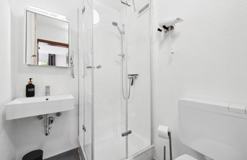 Kaiserslautern Apartment | KStay Apartments - Kaiserberg - Kitchen - WIFI - Parking