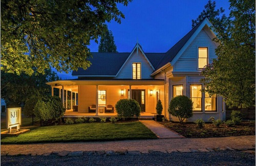 Jacksonville House | Kubli Haus - Suite #4 ~ Luxury, Style & Location, 1 block to Britt
