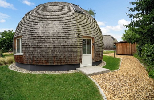 Muritz House | Kugelhaus EOS - Sauna, 1.5 bathrooms, south-facing terrace & garden on Lake Tollensesee