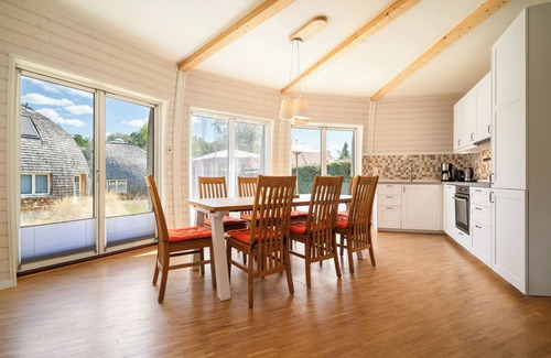 Muritz House | Kugelhaus Solveig - 3 bedrooms, 2 bathrooms, sauna & large eat-in kitchen by the lake