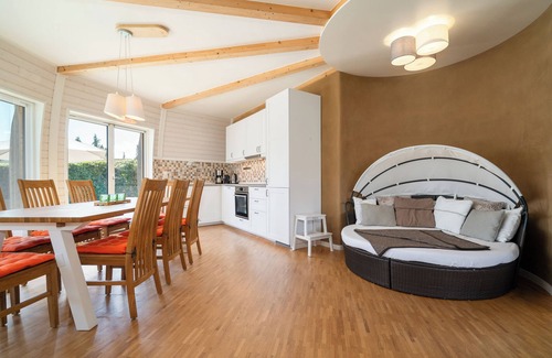 Muritz House | Kugelhaus Solveig - 3 bedrooms, 2 bathrooms, sauna & large eat-in kitchen by the lake