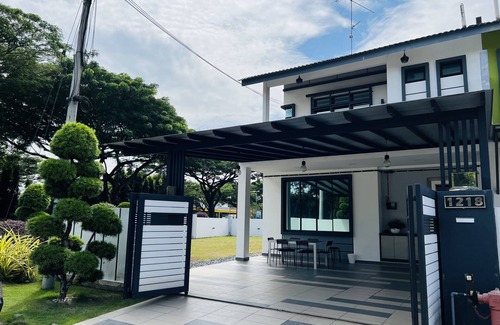 Kulai Villa | Kulai Lagenda Putra Corner House near Airport JPO