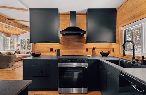 Dorset Cabin | Kuro at Paint Lake, Lake of Bays, Muskoka