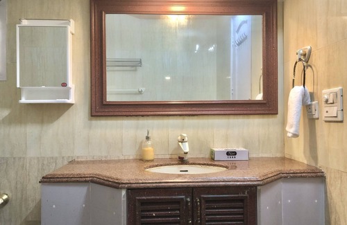 Malviya Nagar Apartment | Kuvera Homestay/Fully Serviced Apartment in the heart of South Delhi!