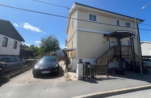 Alvsjo Apartment | Lägenhet 2 sovrum med vardagsrum och kök i villa med gemensam ingång