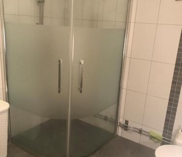 Alvsjo Apartment | Lägenhet 2 sovrum med vardagsrum och kök i villa med gemensam ingång