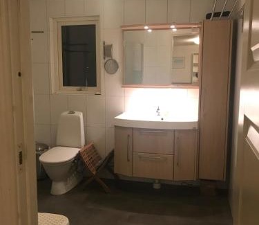 Alvsjo Apartment | Lägenhet 2 sovrum med vardagsrum och kök i villa med gemensam ingång