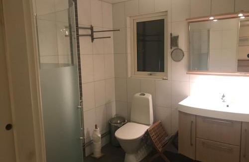 Alvsjo Apartment | Lägenhet 2 sovrum med vardagsrum och kök i villa med gemensam ingång
