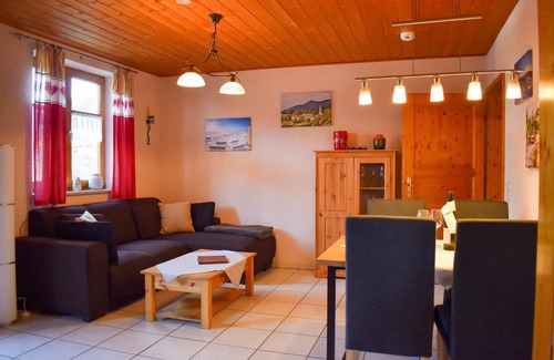Schwarzenbach Apartment | Ländlich-moderne Ferienwohnung in ruhiger Panoramalage