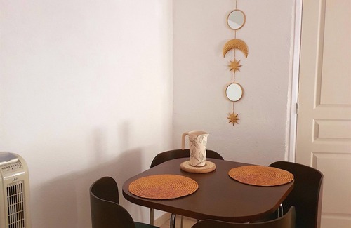 Puget-Ville Apartment | L'alcôve D'apsara