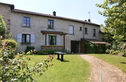 Leynes House | L' Allée des Pommiers
