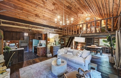 Barium Springs Cabin | L'ancienne Cabine: Waterfront, Historic Log Cabin meets Bohemian Charm