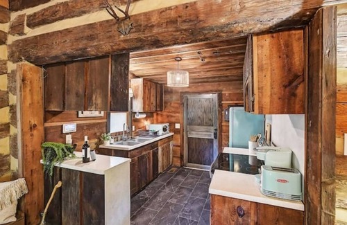 Barium Springs Cabin | L'ancienne Cabine: Waterfront, Historic Log Cabin meets Bohemian Charm