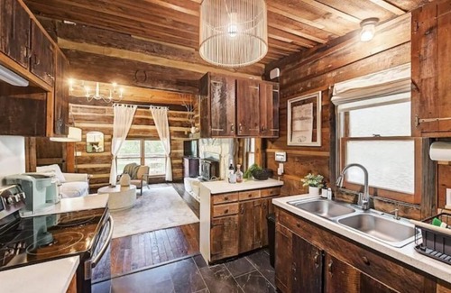 Barium Springs Cabin | L'ancienne Cabine: Waterfront, Historic Log Cabin meets Bohemian Charm