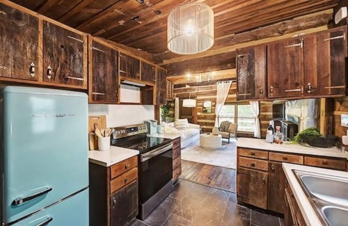 Barium Springs Cabin | L'ancienne Cabine: Waterfront, Historic Log Cabin meets Bohemian Charm