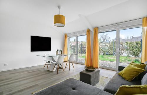 Evreux Apartment | L Apparté Beau 2 chb moderne avec jardin privé parking proche centre Évreux