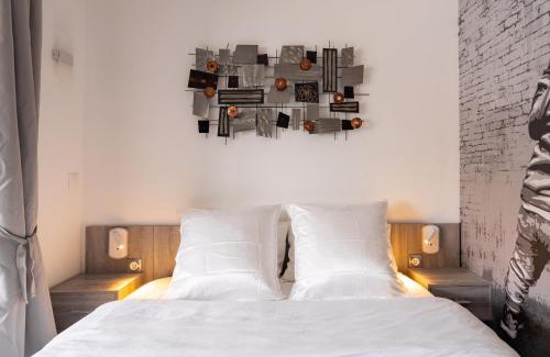 Pyramides Apartment | L Urban Chic - Wifi - Terrasse - Parking - 4p - RER - Paris - A6 - Orly