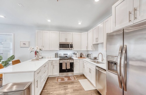 Trinidad Condo | "La Casa Bianca" Fabulous 3 Bed Home next to H St & Union Market