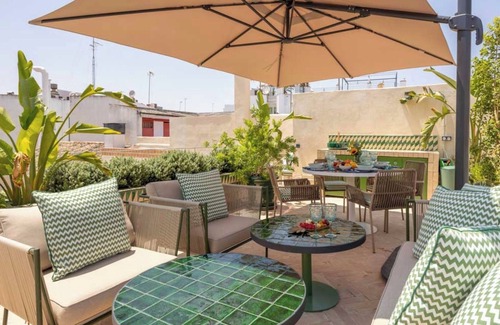 El Arenal House | LA CASA, spacious 6-bedroom + 6 bathrooms house! With private pool on the top!
