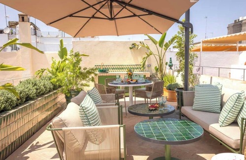 El Arenal House | LA CASA, spacious 6-bedroom + 6 bathrooms house! With private pool on the top!