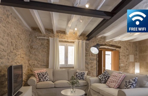 Pollensa Cottage | La Casa Vella Mallorcan character in the historic Pollensa WIFI